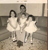 Image Arturo Vasquez holding children.